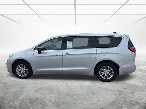 Used 2024 Chrysler Pacifica Touring-L image 7