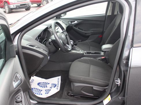 Used 2017 Ford Focus SE w/ Cold Weather Package image 8