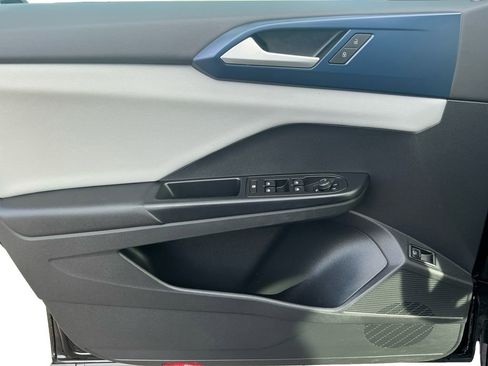 Used 2022 Volkswagen Taos SE w/ Panoramic Sunroof Package image 21