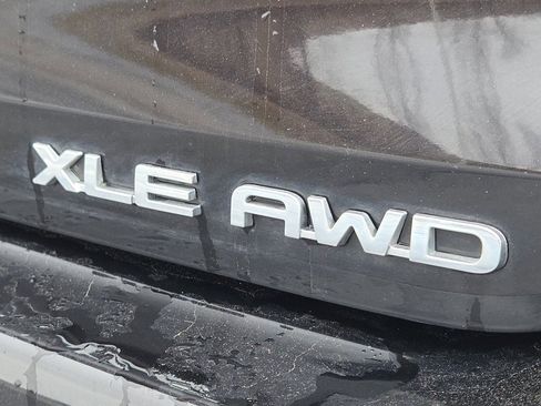 Used 2021 Toyota Highlander XLE image 27