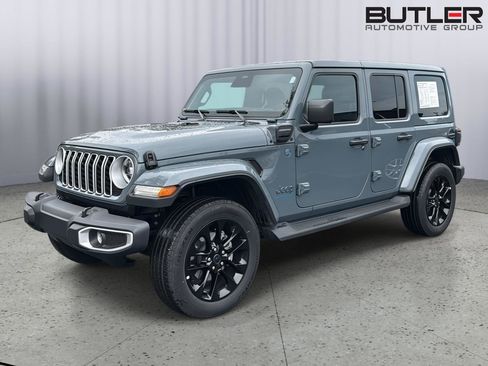 Used 2025 Jeep Wrangler Sahara image 2