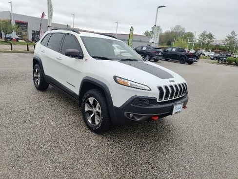 Used 2016 Jeep Cherokee Trailhawk w/ Comfort/Convenience Group image 12
