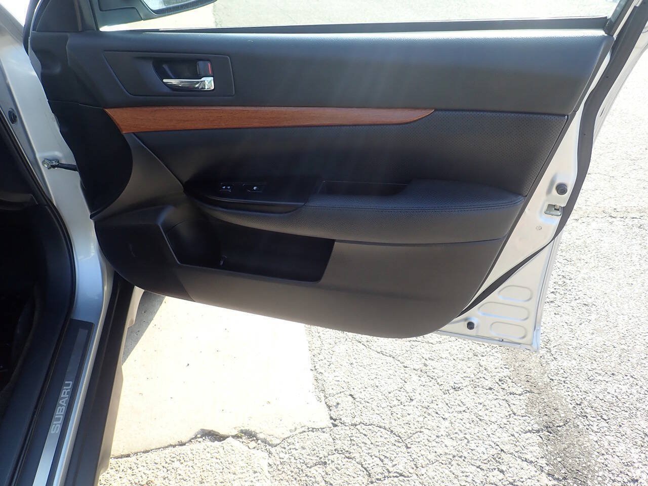 Used 2014 Subaru Outback 2.5i Limited w/ Moonroof Package AWD/4WD image 26