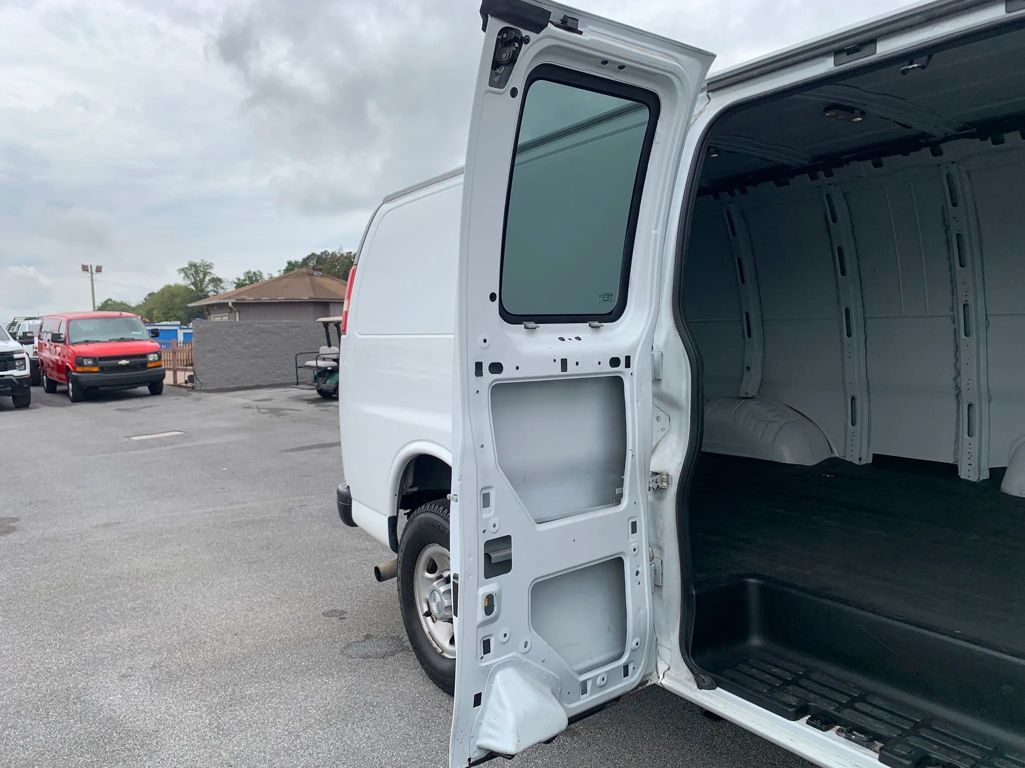 Used 2018 Chevrolet Express 3500 Extended w/ Driver Convenience Package RWD image 26
