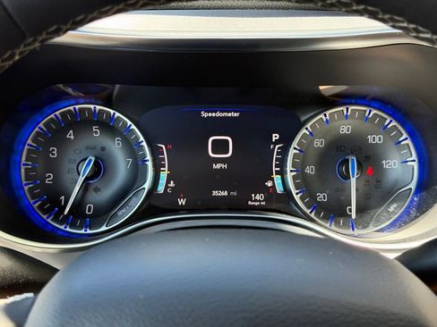 Used 2025 Chrysler Pacifica Limited FWD image 12