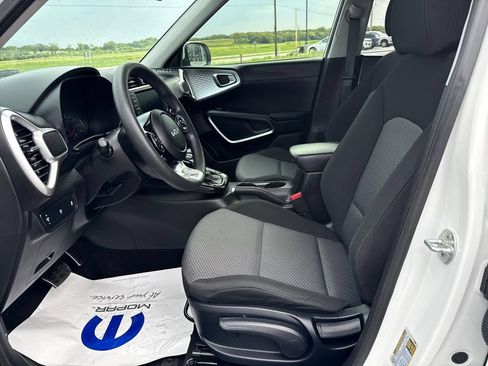 Used 2022 Kia Soul LX FWD image 9