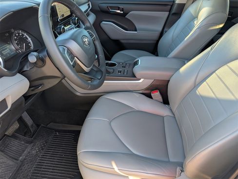 Used 2024 Toyota Highlander XLE image 15