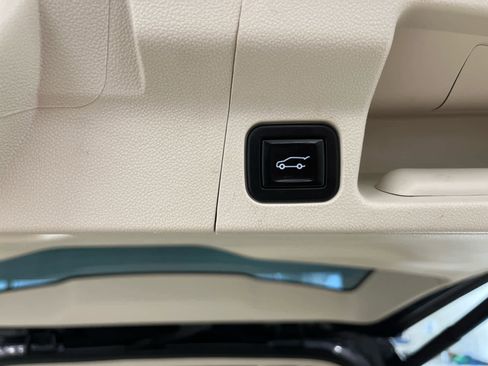 Used 2022 GMC Acadia Denali w/ Denali Ultimate Package image 13