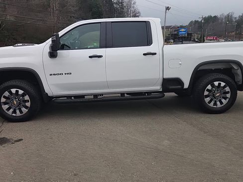 Used 2023 Chevrolet Silverado 2500 Custom w/ Custom Value Package image 6
