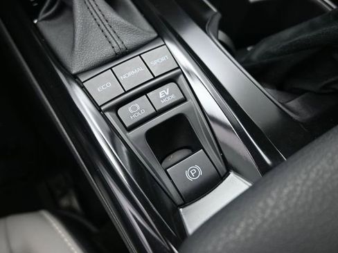 Used 2025 Toyota Camry SE w/ Convenience Package image 9