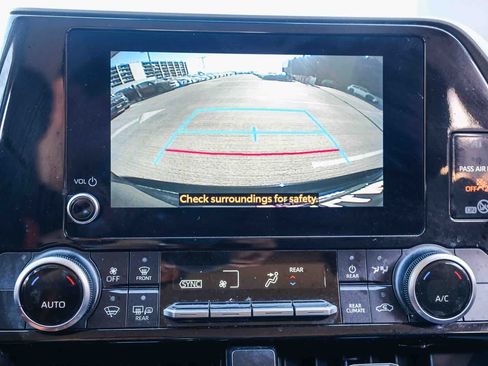 Used 2023 Toyota Highlander LE AWD/4WD image 26