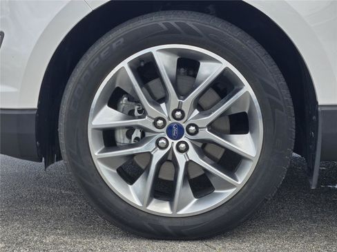Used 2018 Ford Edge Titanium w/ Technology Package AWD/4WD image 10