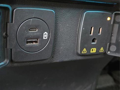 Used 2022 Ford F150 Platinum w/ Trailer Tow Package image 17