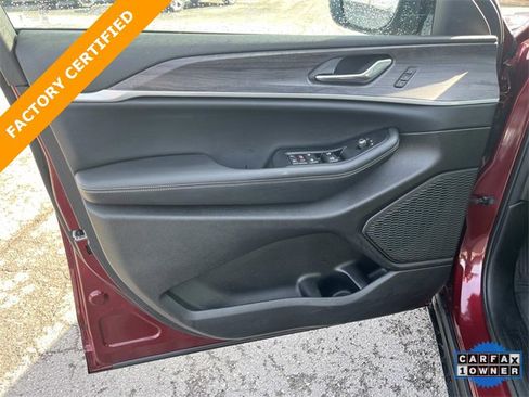 Certified 2024 Jeep Grand Cherokee Limited image 24