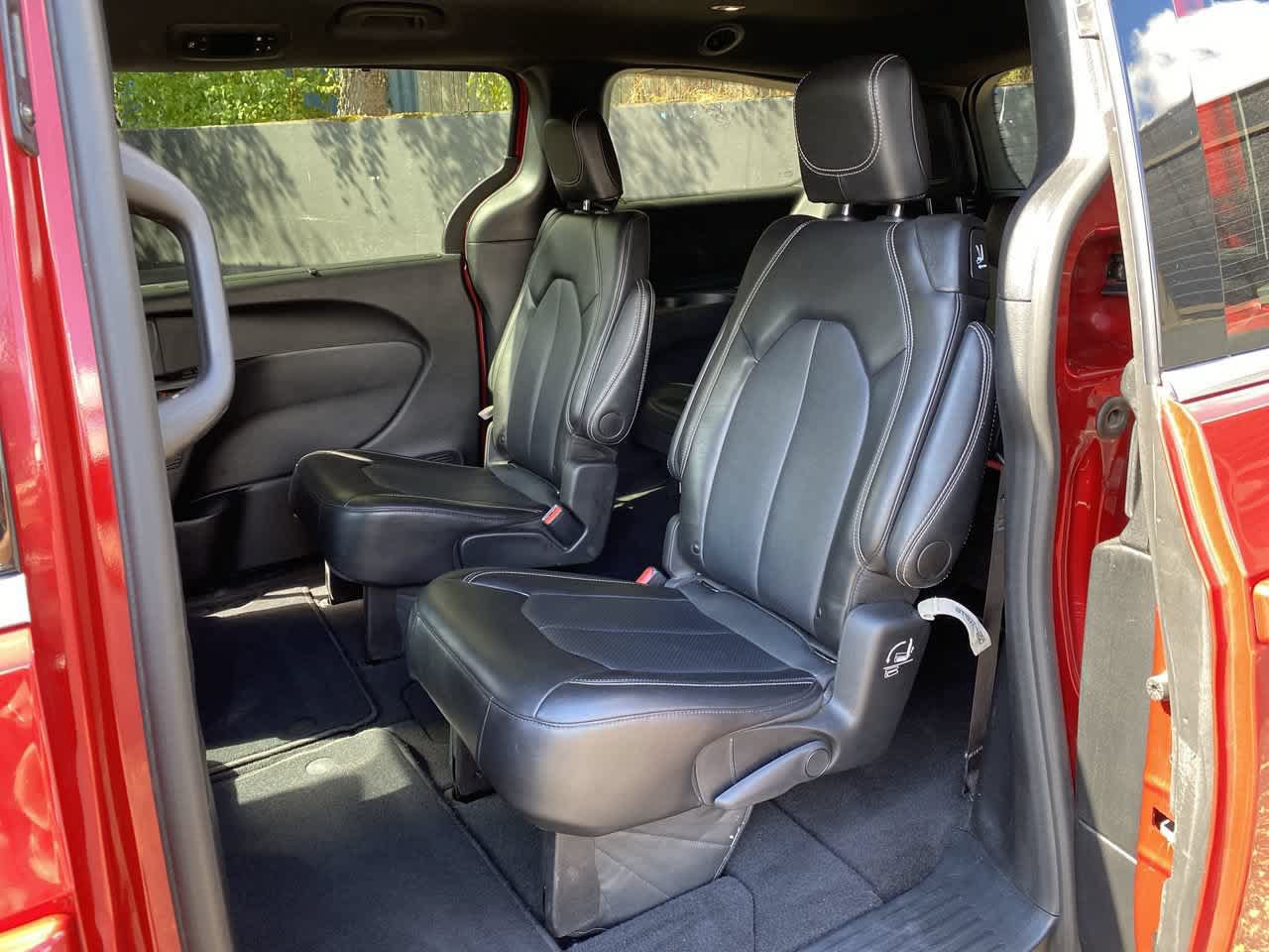 Used 2025 Chrysler Pacifica Select FWD image 16