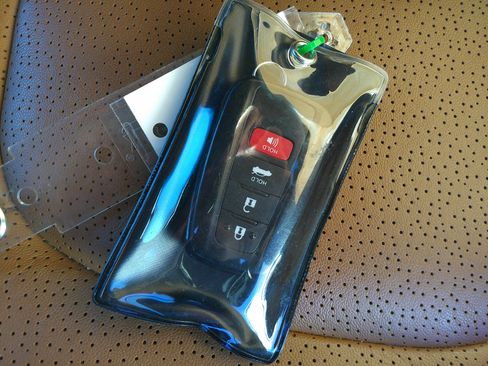 Used 2022 Toyota Avalon Limited image 37