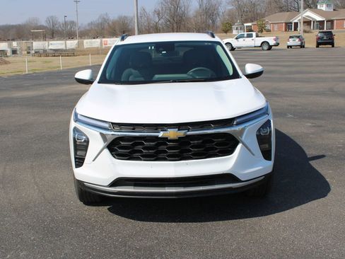 Used 2025 Chevrolet Trax LT image 3
