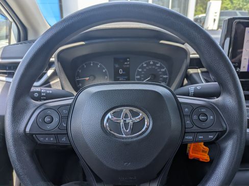 Used 2025 Toyota Corolla LE FWD image 17