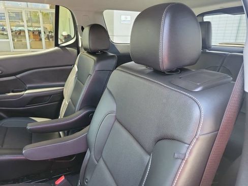 Used 2023 GMC Acadia SLT FWD image 11