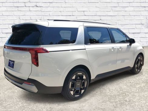 Used 2025 Kia Carnival EX FWD image 4