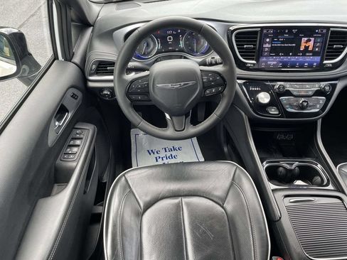 Certified 2025 Chrysler Pacifica Limited FWD image 24