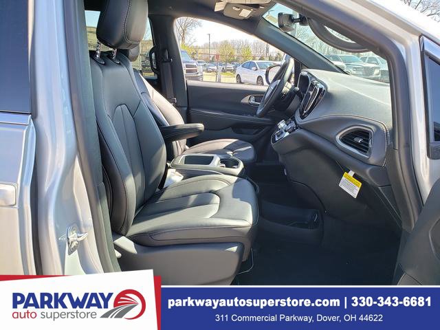 New 2026 Chrysler Pacifica Select AWD/4WD image 20