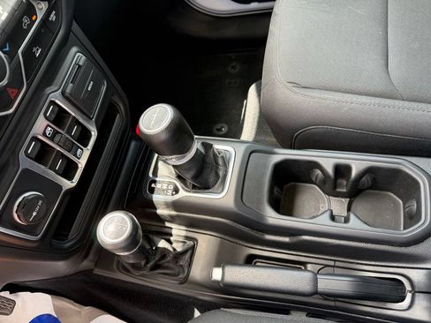 Used 2023 Jeep Gladiator Sport AWD/4WD image 15