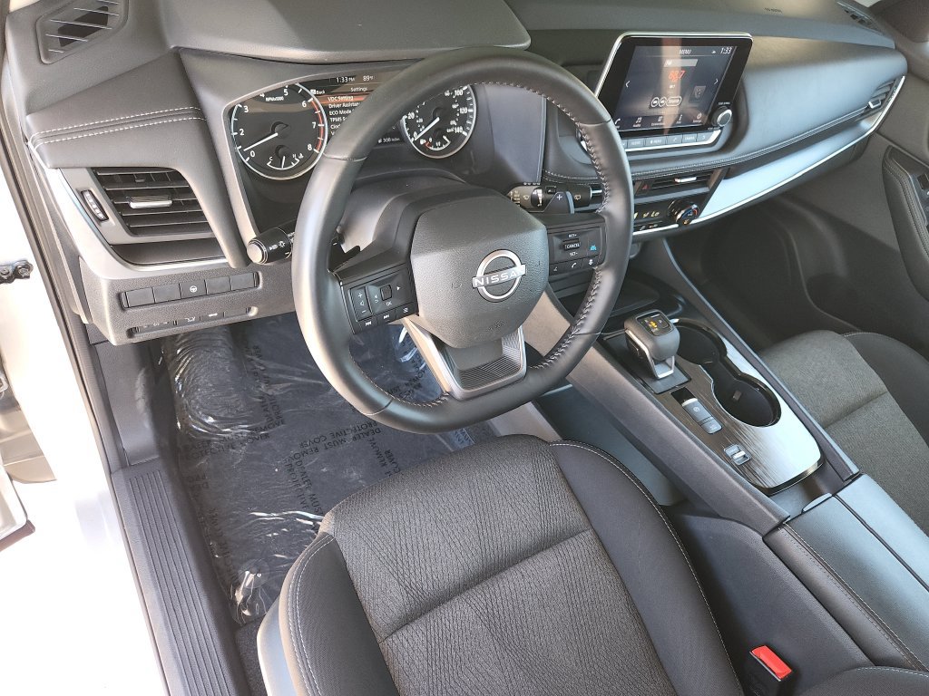 Used 2025 Nissan Rogue SV FWD image 12