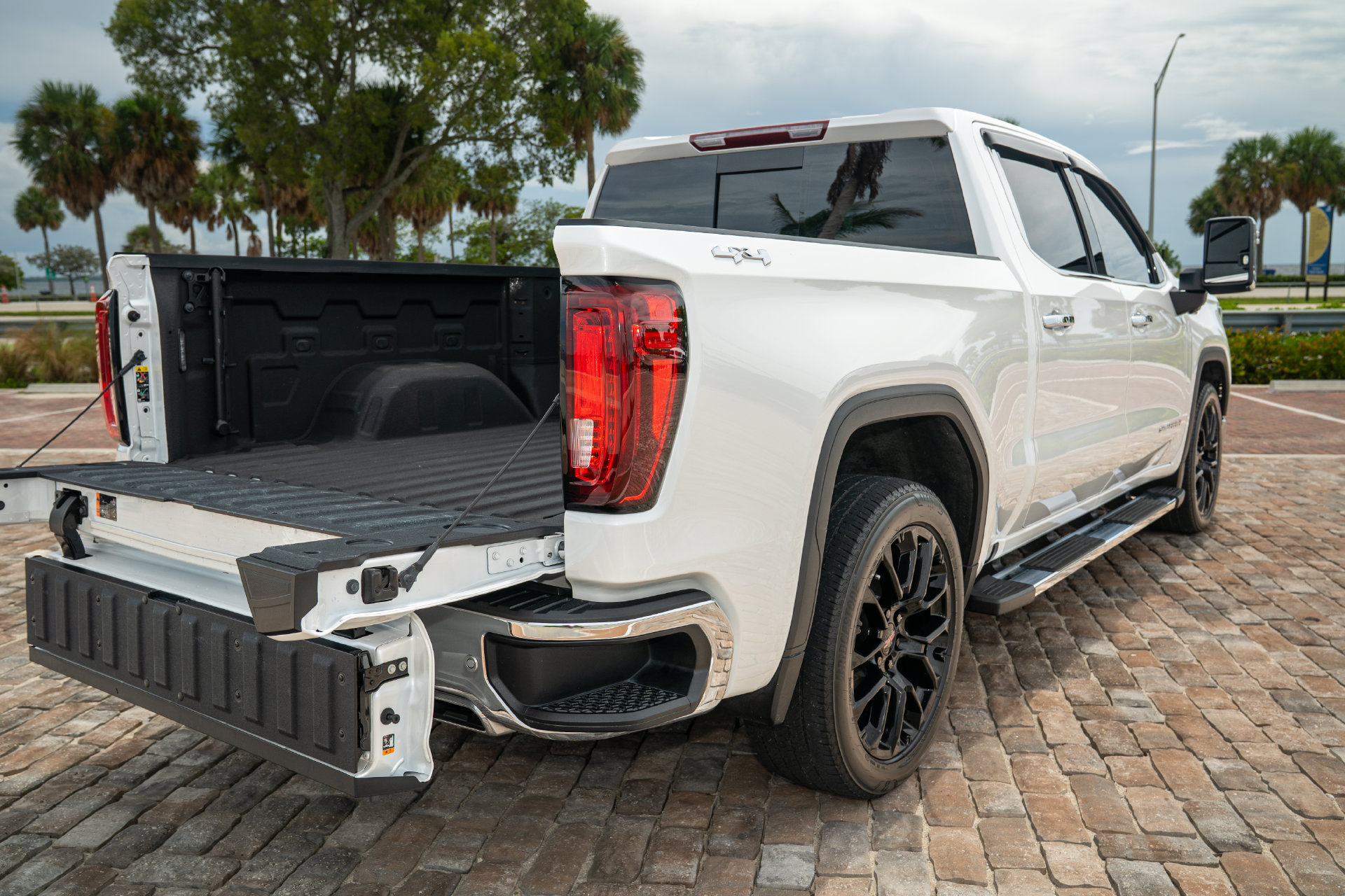 Used 2025 GMC Sierra 1500 SLT w/ SLT Premium Plus Package AWD/4WD image 28