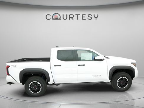 Used 2025 Toyota Tacoma TRD Off-Road w/ TRD Off Road Upgrade Package AWD/4WD image 21