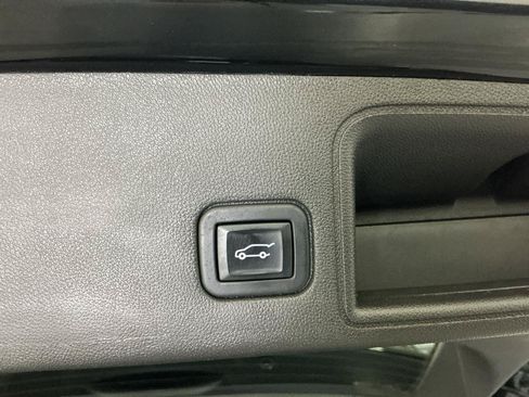 Used 2022 GMC Terrain SLT w/ Infotainment Package II AWD/4WD image 15