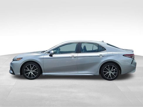 Used 2022 Toyota Camry SE image 4