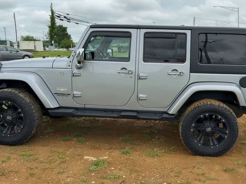 Used 2014 Jeep Wrangler Unlimited Sahara w/ Connectivity Group AWD/4WD image 4