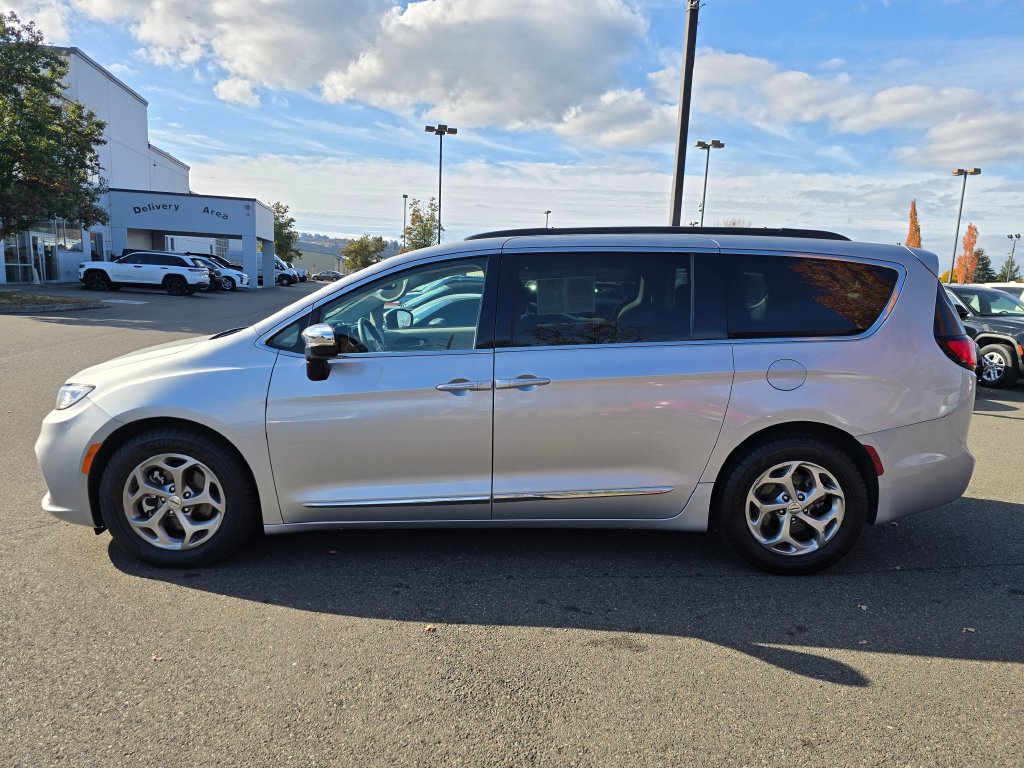 Used 2023 Chrysler Pacifica Limited FWD image 2
