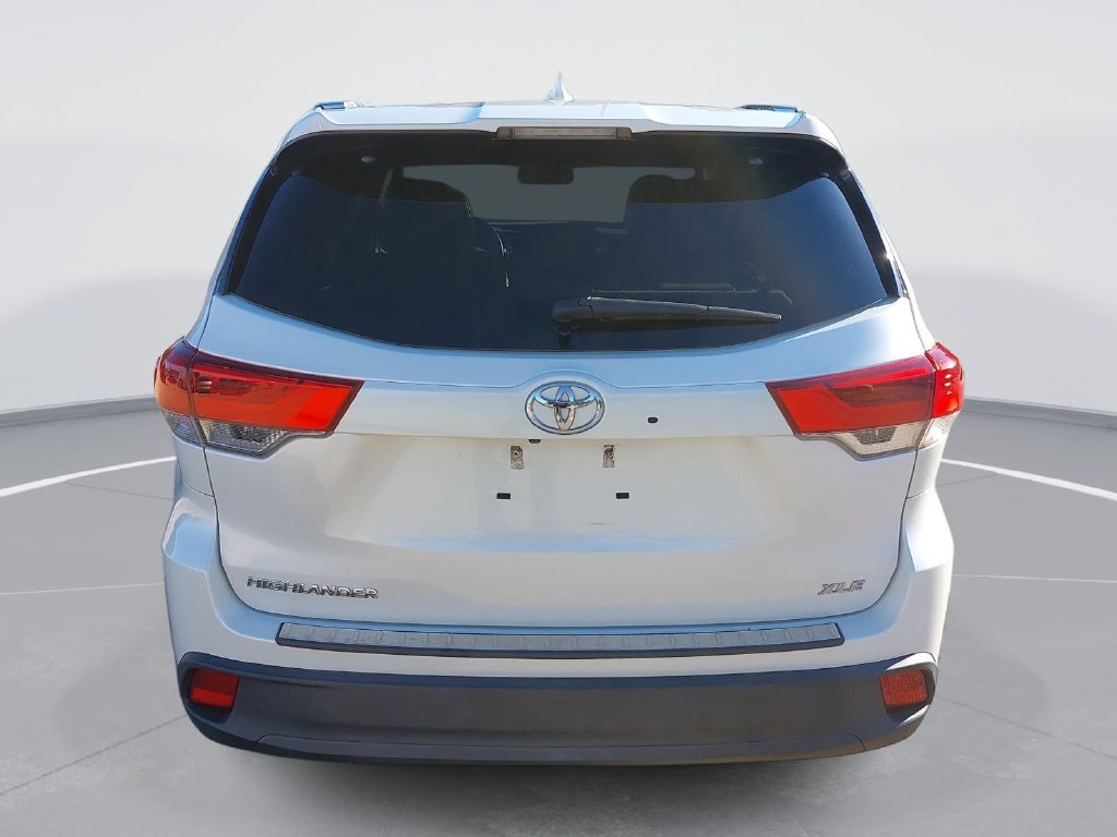 Used 2019 Toyota Highlander XLE FWD image 6