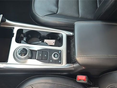 Used 2024 Ford Explorer Limited image 19