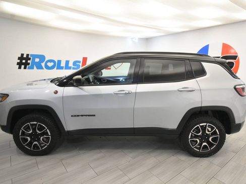 Used 2024 Jeep Compass Trailhawk AWD/4WD image 2