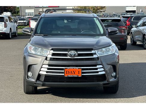 Used 2017 Toyota Highlander XLE image 11