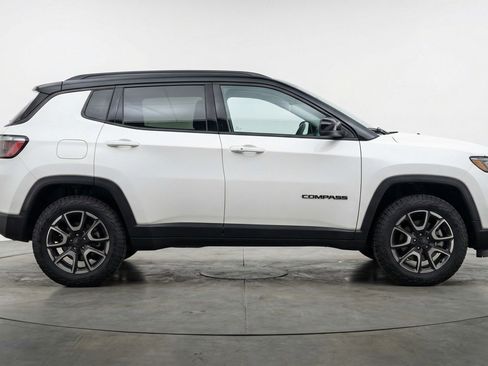 Used 2025 Jeep Compass Trailhawk AWD/4WD image 11
