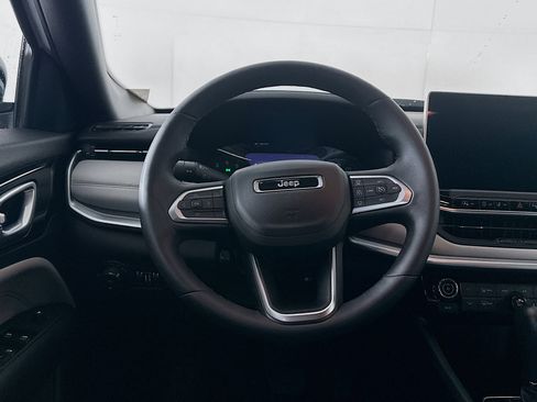 Used 2025 Jeep Compass Limited image 18