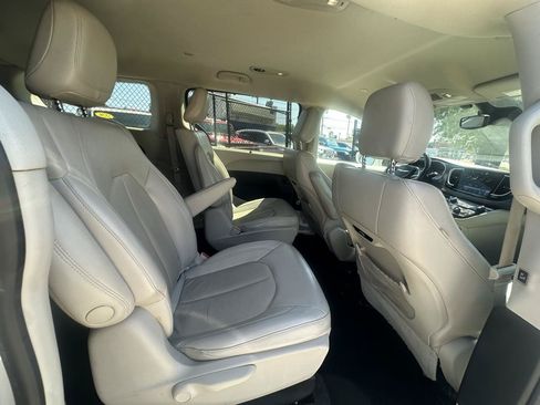 Used 2021 Chrysler Pacifica Touring-L FWD image 32