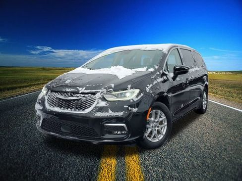 Certified 2024 Chrysler Pacifica Touring-L image 34