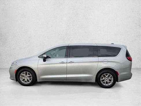 Used 2023 Chrysler Pacifica Touring-L FWD image 9