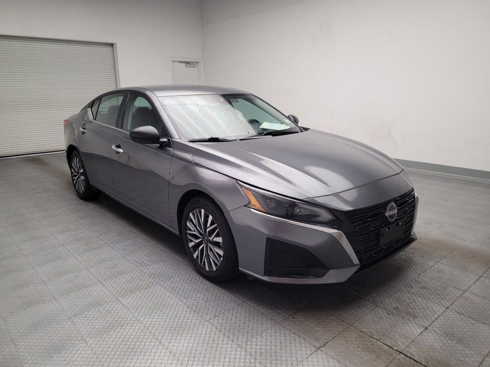 Used 2025 Nissan Altima 2.5 SV FWD image 13