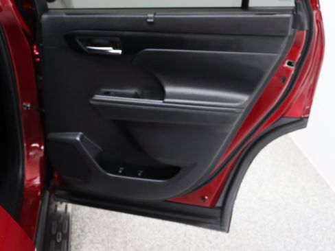 Certified 2025 Toyota Highlander XLE AWD/4WD image 37