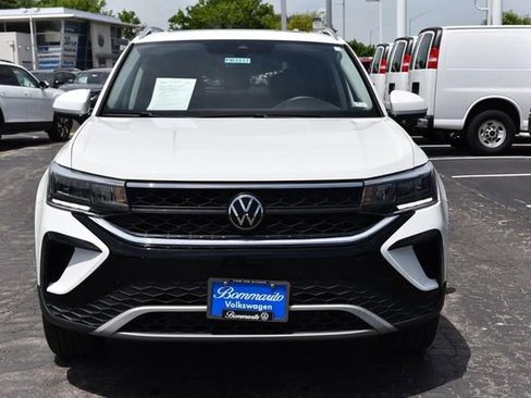Used 2023 Volkswagen Taos SE w/ Panoramic Sunroof Package AWD/4WD image 4