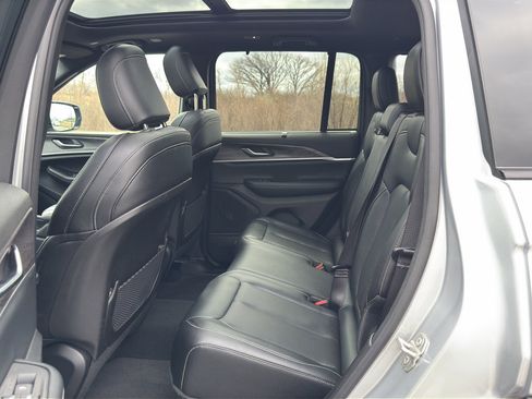 Used 2024 Jeep Grand Cherokee Limited w/ Luxury Tech Group II image 37