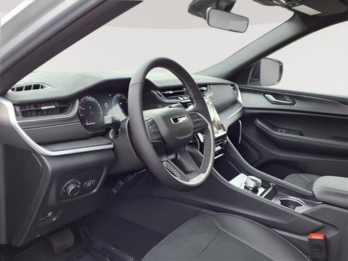 New 2025 Jeep Grand Cherokee Altitude image 10