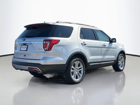 Used 2017 Ford Explorer XLT w/ Equipment Group 202A AWD/4WD image 2
