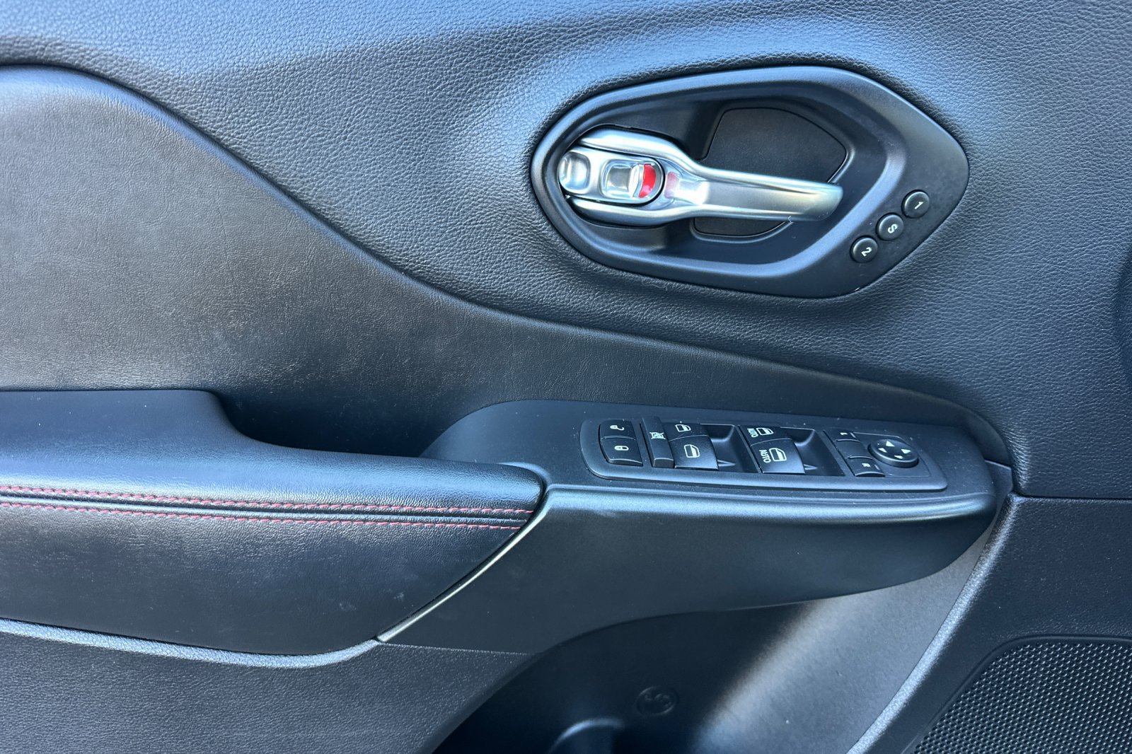 Used 2019 Jeep Cherokee Trailhawk AWD/4WD image 10